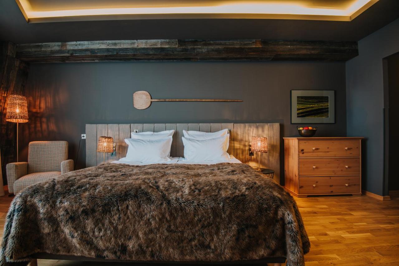 - Peakture & Grand Hotel