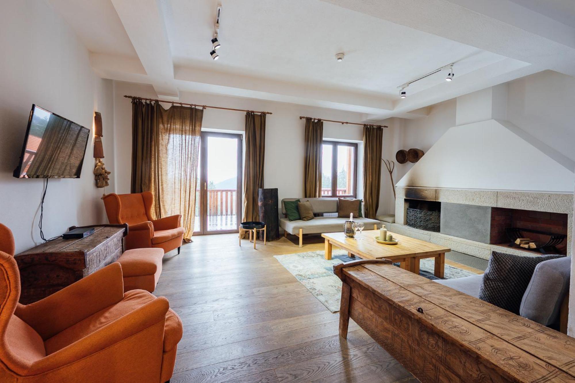 - Peakture & Grand Hotel