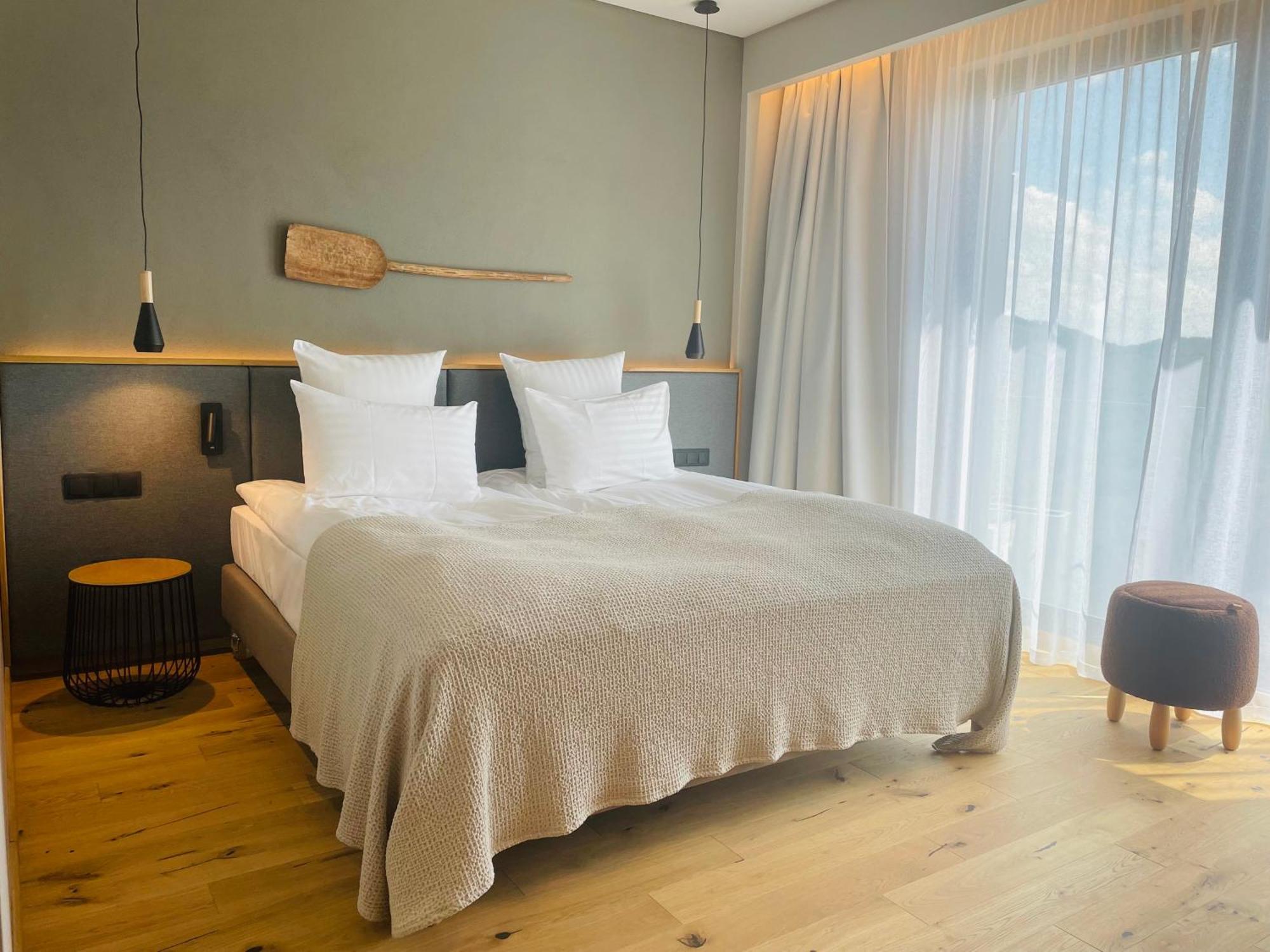 - Peakture & Grand Hotel
