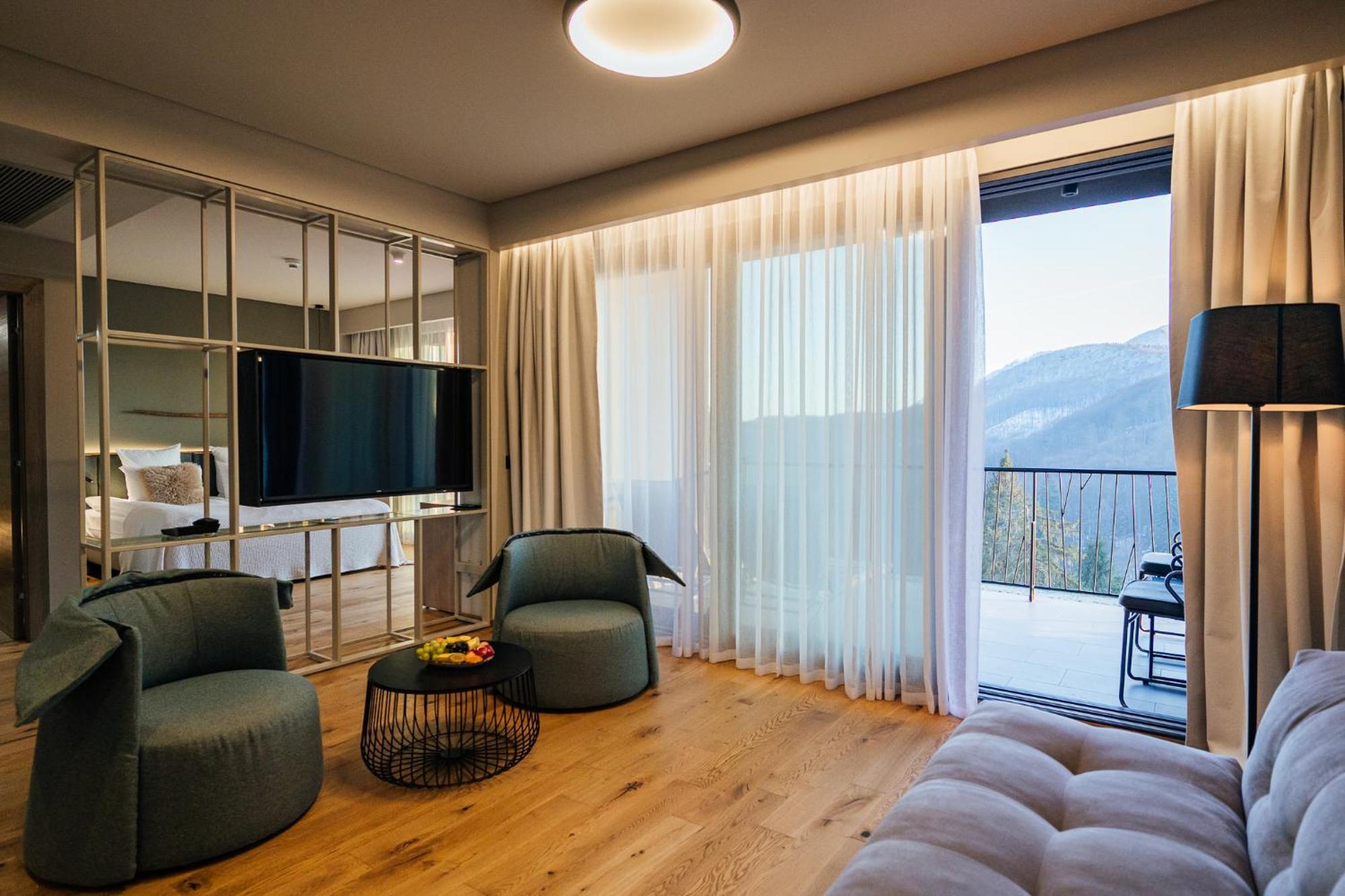 - Peakture & Grand Balvanyos